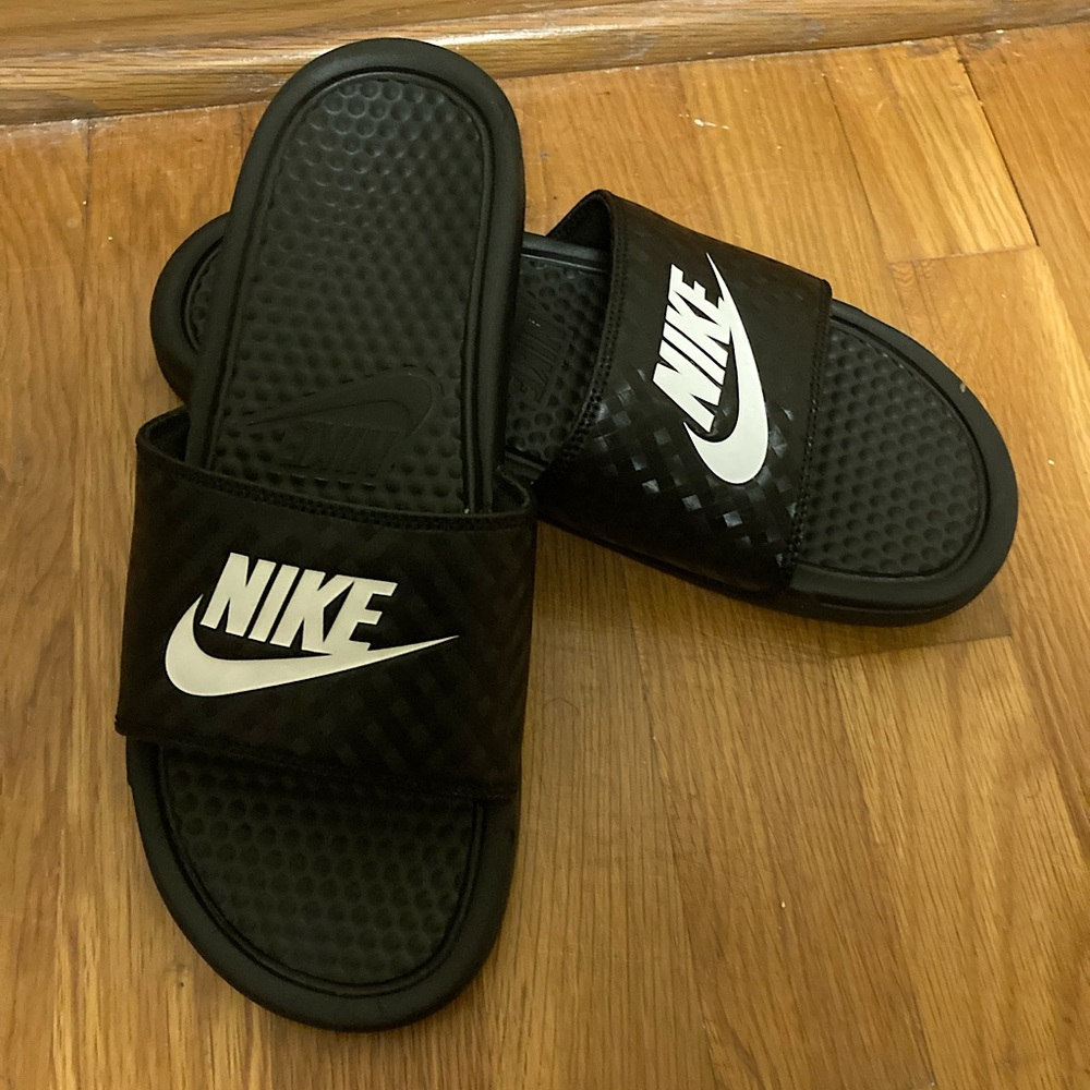 Women Nike slippers (size 9 fits like a 7)